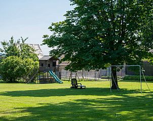 Spielplatz und grner Garten im Ferienhaus in Herderen, ein Ferienhaus in der Natur von Limburg, Belgien.