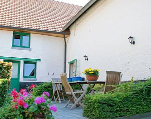 Genieen Sie die sonnige Terrasse des Ferienhauses in Herderen, Limburg, Belgien, die zum Entspannen in einer charmanten Umgebung einldt.