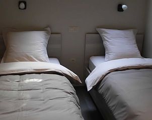 Gemtliches Schlafzimmer im Ferienhaus in Herderen, Limburg, Belgien mit bequemen Betten fr einen entspannten Aufenthalt.