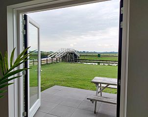 Blick von der Htte in Molkwerum auf die grne Umgebung und die nahe Brcke.