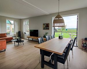 Esszimmer im Ferienhaus in Molkwerum, ideal fr gemtliche Abendessen mit Blick in den Garten.