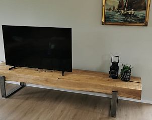 Stilvolle TV-Anlage im Wohnzimmer des Ferienhauses in Molkwerum mit Holzmbeln.