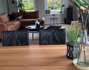 Gemtliches Esszimmer im Ferienhaus in Molkwerum, ideal fr Familienessen mit Blick in den Garten.