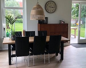 Esszimmer im Ferienhaus in Molkwerum mit groem Tisch und Zugang zum Garten.