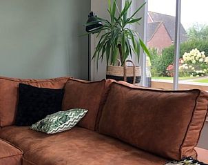 Gemtliches Sofa im Ferienhaus in Molkwerum mit Blick ins Grne.