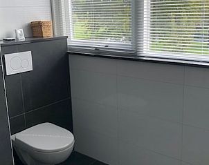 Moderne Toilette im Ferienhaus in Molkwerum mit schlichter Oberflche und stilvollen Details.