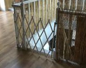 Houten trap met kinderveiligheidshek in Vakantiehuis in Theux, ideaal voor gezinnen in de Ardennen, Belgi.