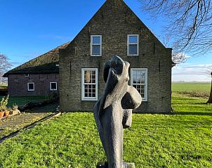 Kunstzinnig beeldhouwwerk bij Vakantiehuisje in Piaam, met uitzicht op weidse velden en het IJsselmeer.