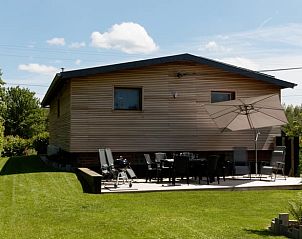 Ruim grasveld en terras bij Huisje in La Reid, vakantiehuis in de Ardennen, Luik, Belgi.