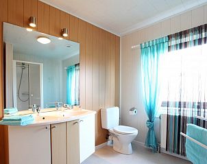 Moderne badkamer in vakantiehuis Chez Mari-Jo, Saint-Jacques, Ardennen, Belgi met dubbele wastafel en douche.