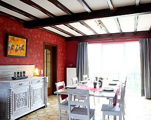 Eetkamer met veel lichtinval in Chez Mari-Jo vakantiehuis, Saint-Jacques, Ardennen, Belgi.