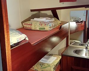 Comfortabele slaapruimte met stapelbedden op Klipper De Hoop in Akkrum.