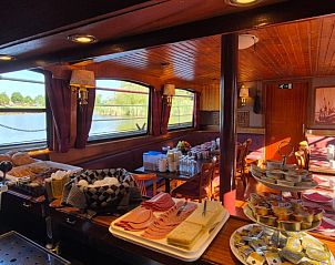 Rijkelijk gedekte ontbijttafel op Klipper De Hoop, Akkrum, Friese meren.