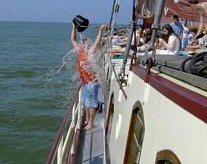 Kinderen spelen op het dek van Klipper De Hoop, Akkrum, Friese meren.