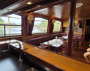 Gezellige eetruimte met uitzicht op het water op Klipper De Hoop, Akkrum.