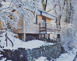 Sneeuw bedekt het Vakantiehuisje in Comblain au Pont, een charmante houten vakantiewoning in de winterse Ardennen, Luik, Belgi.