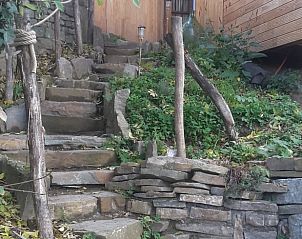 Rustiek pad naar Vakantiehuisje in Comblain au Pont, een charmant vakantiehuis in de Ardennen, Luik, Belgi, omgeven door natuur.
