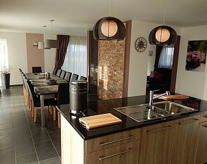 Gezellige eetkamer in vakantiehuis Rose in Saint Jacques - Trois Ponts, Ardennen, Belgi met lange eettafel.