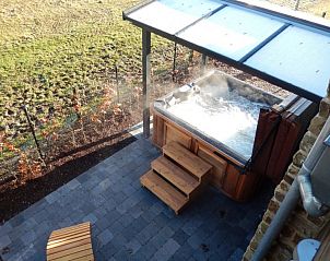 Bubbelbad op terras van vakantiehuis Rose in Saint Jacques - Trois Ponts, Ardennen, Belgi.