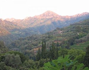 Adembenemend uitzicht op de bergen vanuit Valeondades vakantiehuis in Agios Konstantinos, Griekenland.