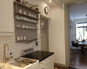 Stijlvolle keuken met servies in Le Rve du Sanglier vakantiehuis, Les Forges, Ardennen, Luik, Belgi.