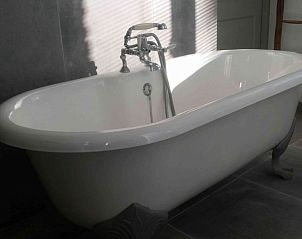 Luxe badkuip in badkamer van Le Rve du Sanglier vakantiehuis, Les Forges, Ardennen, Luik, Belgi.