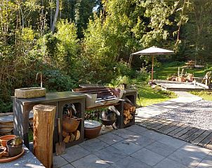 Buitenkeuken met groen uitzicht bij Le Rve du Sanglier vakantiehuis, Les Forges, Ardennen, Luik, Belgi.