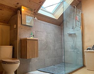 Moderne badkamer in Vakantiehuisje in Les Avins-en-Condroz, Ardennen, Belgi met ruime douche en dakraam voor natuurlijk licht.