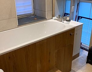 Moderne badkamer in Vakantiehuisje in Les Avins-en-Condroz, Ardennen, Belgi met stijlvol bad en houten afwerking.