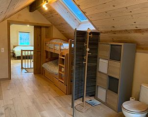 Gezellige zolderkamer in Vakantiehuisje in Les Avins-en-Condroz, Ardennen, Belgi met stapelbed en dakraam voor een knusse sfeer.