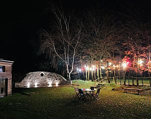 Verlichte tuin bij Vakantiehuisje in Les Avins-en-Condroz, Ardennen, Belgi. Geniet van de natuur en serene nachtomgeving.
