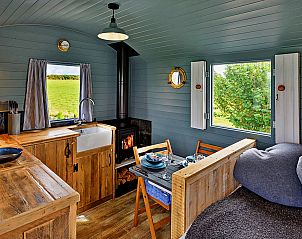 Guest house 06729201 - Holiday property Wales - �'Susanna' Poachers Hut�