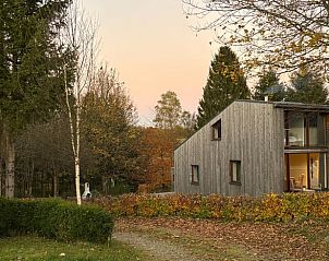 Huisje in Kchelscheid, sfeervol vakantiehuis in herfstige Ardennen, Luik, Belgi, met kleurrijke bladeren.
