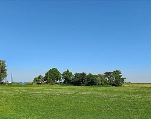 Groene weide rondom Huisje in Sandfirden, vakantiehuis in Heegermeer, Friese meren.