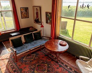 Zonnige zithoek in Huisje in Sandfirden, vakantiehuis in Heegermeer, Friese meren.