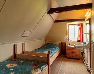 Slaapkamer met twee bedden in Huisje in Sandfirden, vakantiehuis in Heegermeer, Friese meren.