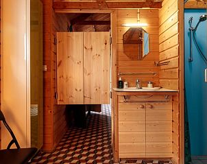 Badkamer met houten details in Huisje in Sandfirden, vakantiehuis in Heegermeer, Friese meren.