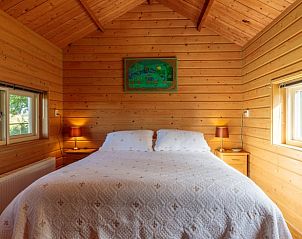 Slaapkamer met tweepersoonsbed in Huisje in Sandfirden, vakantiewoning in Heegermeer, Friese meren.