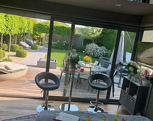 Binnenruimte met terrasuitzicht in Huisje in Havinnes, vakantiehuis in Havinnes, Henegouwen, Belgi, met toegang tot de tuin.