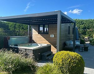 Ontspan in de jacuzzi onder de pergola bij Vakantiehuisje in Havinnes, een charmante vakantiewoning in Henegouwen, Belgi.