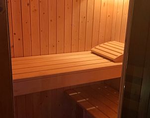 Houten sauna in Vakantiehuisje in Havinnes, Henegouwen, Belgi, voor een ontspannen wellnesservaring tijdens uw vakantie.