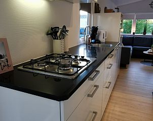 Moderne keuken in Stacaravan 5* vakantiepark, Koudum, met volledig uitgeruste faciliteiten voor een comfortabel verblijf aan de Friese meren.