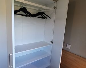 Ruime kledingkast in slaapkamer van Stacaravan 5* vakantiepark, Koudum, biedt praktische opbergruimte voor een zorgeloos verblijf aan de Friese meren.