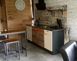 Moderne keuken in Huisje in Hemelum vakantiehuis in Hemelum, voorzien van alle gemakken voor een fijn verblijf.