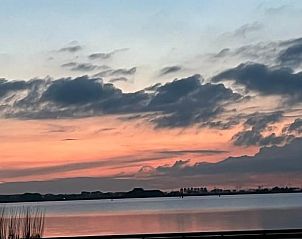 Adembenemende zonsondergang bij de Friese meren, dicht bij Huisje in Hemelum vakantiehuis in Hemelum.