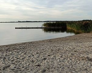 Rustig strand aan de Friese meren nabij Huisje in Hemelum vakantiehuis in Hemelum, ideaal voor ontspanning.