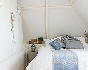 Sfeervolle slaapkamer in Vakantiehuis in Hemelum, rustgevende ambiance in de Friese meren.