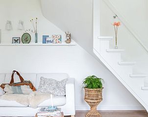 Gezellige zithoek in Vakantiehuis in Hemelum, ideaal voor ontspanning in de Friese meren.