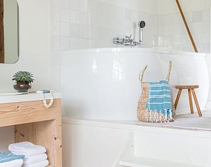 Luxe badkamer met bad in Vakantiehuis in Hemelum, ontspanning in de Friese meren.