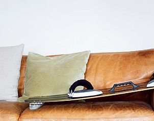 Comfortabele bank in Vakantiehuis in Hemelum, ideaal voor ontspanning in de Friese meren.